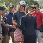 Koh Phangan (Thailand), 06/08/2023.- A handout photo made available by Royal Thai Police shows a Spanish chef, a murder suspect Daniel Jeronimo Sancho Bronchalo, (C) is escorted by Thai police officers during a crime reenactment at a scene in Koh Phangan island, southern Thailand, 06 August 2023. Thai police arrested a 29-year-old Spanish national Daniel Jeronimo Sancho Bronchalo, who is accused of killing a Colombian surgeon Edwin Arrieta Arteaga and dismembering his body before dumping some parts in a rubbish dump and other parts including his head in the sea, police said. (España, Tailandia) EFE/EPA/ROYAL THAI POLICE HANDOUT HANDOUT EDITORIAL USE ONLY/NO SALES