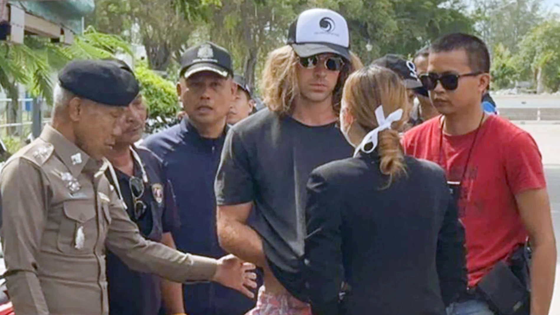 Koh Phangan (Thailand), 06/08/2023.- A handout photo made available by Royal Thai Police shows a Spanish chef, a murder suspect Daniel Jeronimo Sancho Bronchalo, (C) is escorted by Thai police officers during a crime reenactment at a scene in Koh Phangan island, southern Thailand, 06 August 2023. Thai police arrested a 29-year-old Spanish national Daniel Jeronimo Sancho Bronchalo, who is accused of killing a Colombian surgeon Edwin Arrieta Arteaga and dismembering his body before dumping some parts in a rubbish dump and other parts including his head in the sea, police said. (España, Tailandia) EFE/EPA/ROYAL THAI POLICE HANDOUT HANDOUT EDITORIAL USE ONLY/NO SALES