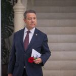García-Page responde a Sánchez que le arropó a él y su mujer y que apoya "mucho" al Gobierno y "con votos"