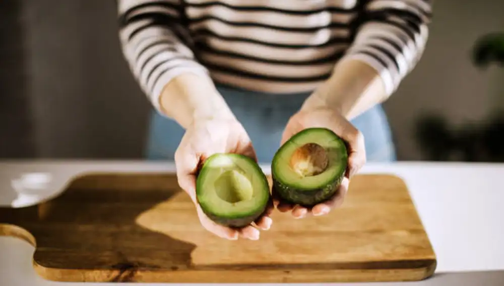 Un aguacate partido por la mitad