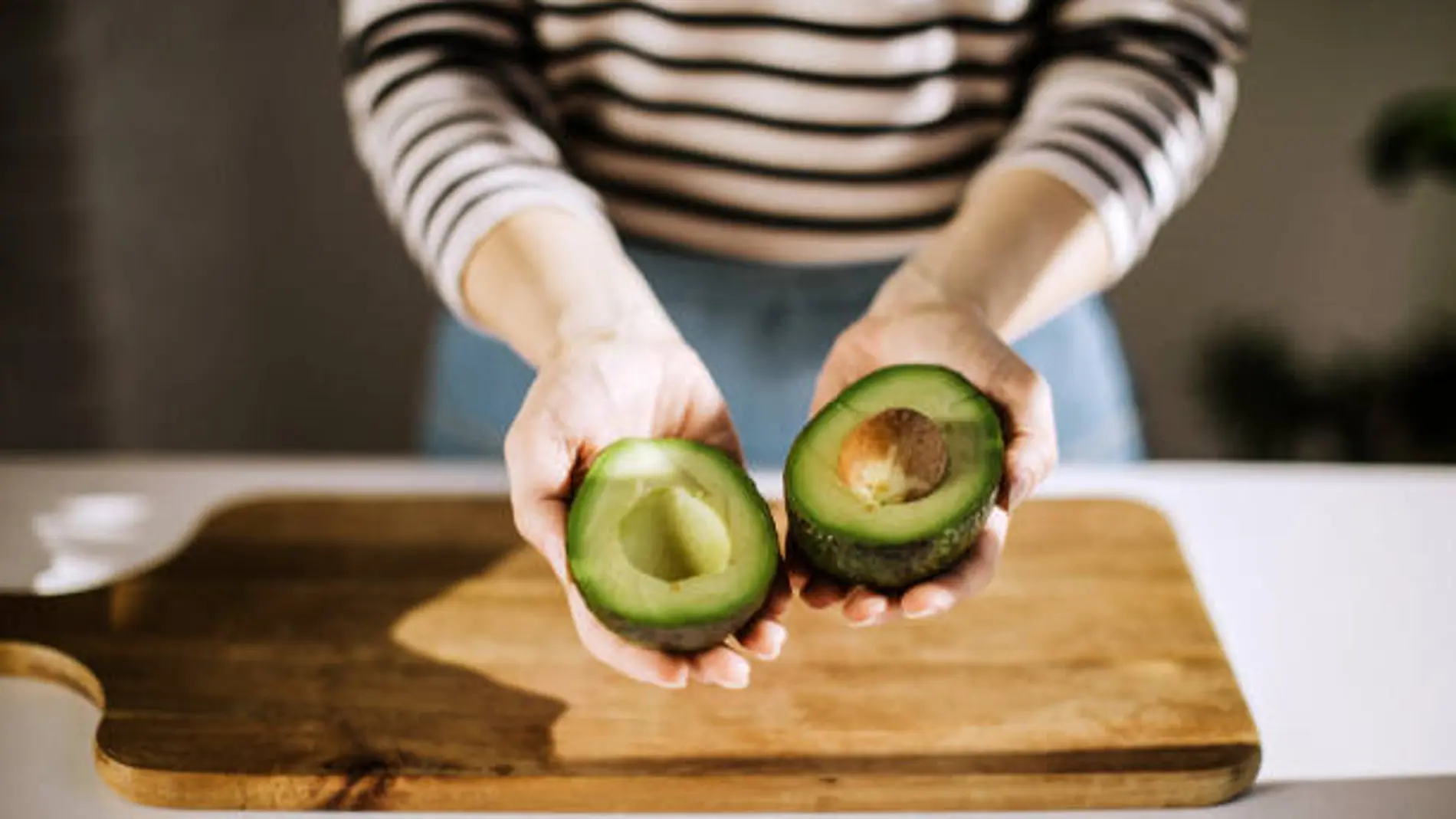 Un aguacate partido por la mitad