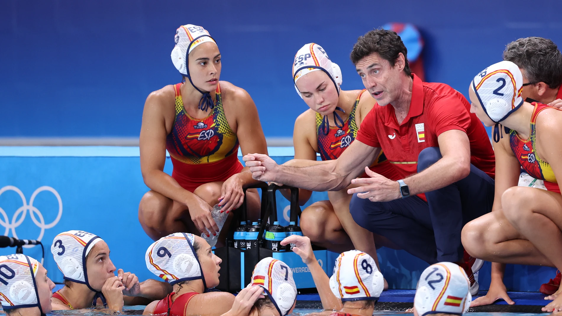 SAINT-DENIS (FRANCIA), 31/07/2024.- El entrenador del equipo español de waterpolo Miguel Angel Oca (2d) durante el partido de waterpolo femenino de la ronda preliminar grupo B de los Juegos Olímpicos de París 2024, que España y Grecia disputan este miércoles, en Saint-Denis (Francia). EFE/ Miguel Gutiérrez