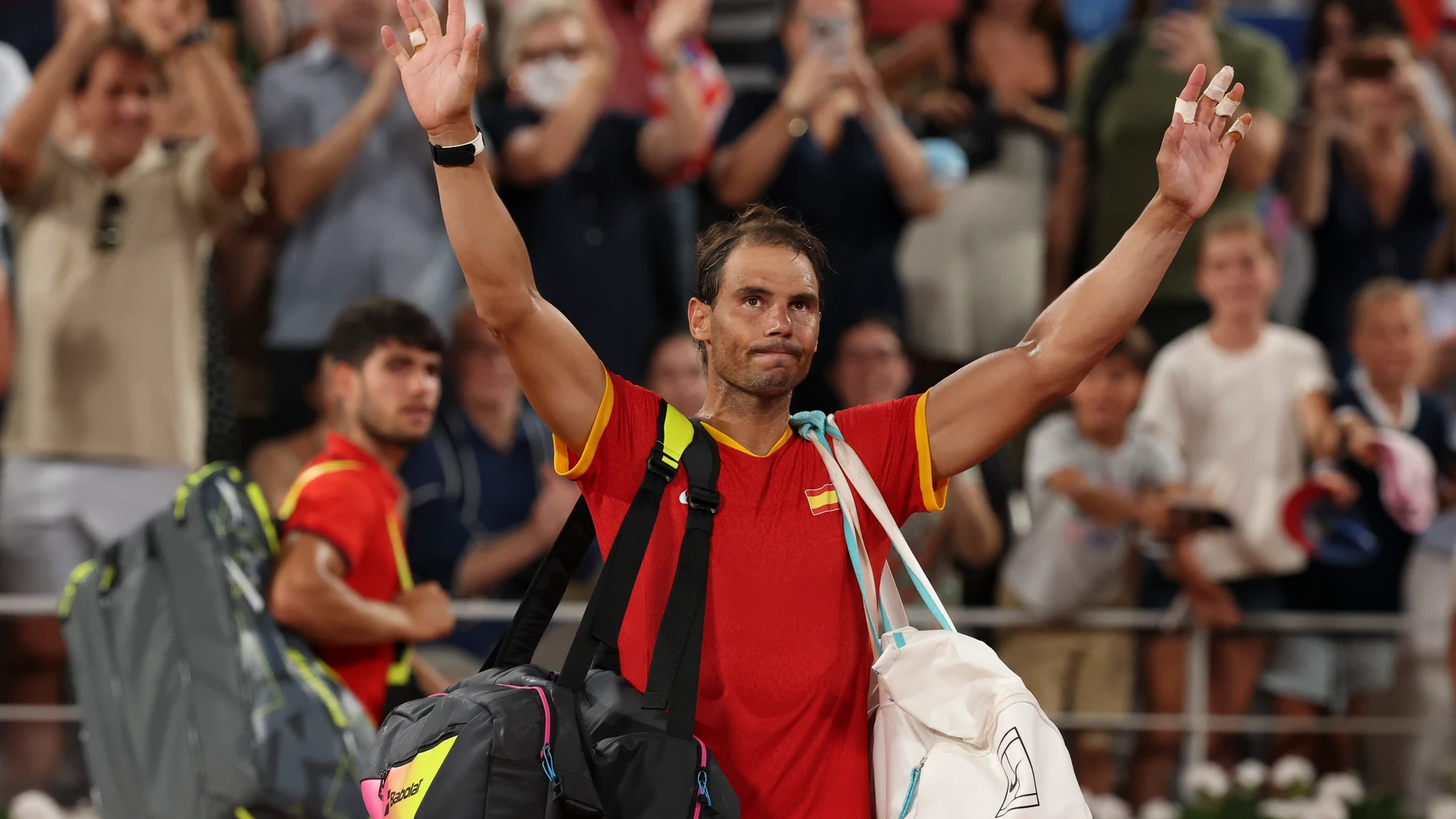 PARÍS, 31/07/2024.- El español Rafa Nadal tras perder ante los estadounidenses Austin Krajicek y Rajee Ram en los cuartos de final de dobles masculinos de tenis de los Juegos Olímpicos de París 2024, en el complejo de tenis Roland Garros de París. EFE/ Juanjo Martín