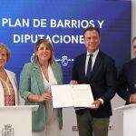 El consejero de Presidencia, Portavocía, Acción Exterior y Emergencias, Marcos Ortuño, y la alcaldesa de Cartagena, Noelia Arroyo, muestran el convenio, acompañados por el director general de Administración Local, Francisco Abril, y la concejala de Participación Ciudadana y Festejos, María Francisca Martínez Sotomayor