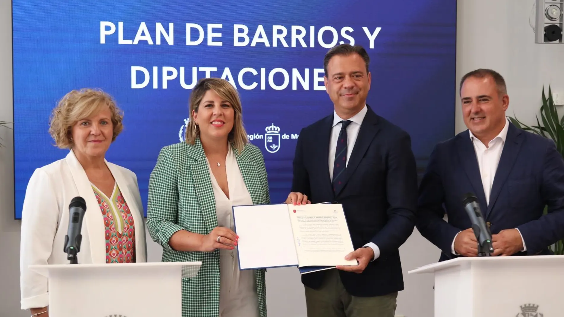 El consejero de Presidencia, Portavocía, Acción Exterior y Emergencias, Marcos Ortuño, y la alcaldesa de Cartagena, Noelia Arroyo, muestran el convenio, acompañados por el director general de Administración Local, Francisco Abril, y la concejala de Participación Ciudadana y Festejos, María Francisca Martínez Sotomayor
