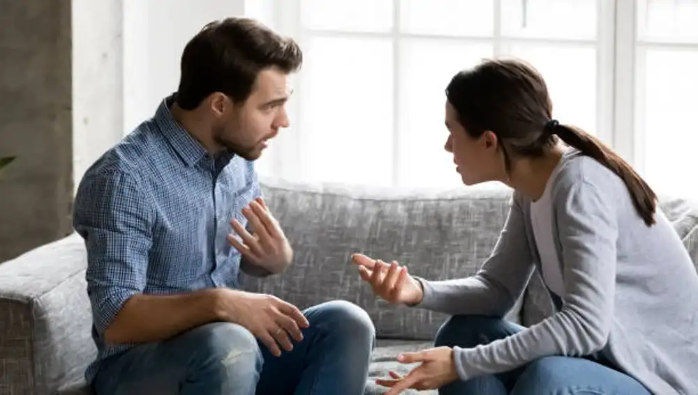 Una pareja dialogando