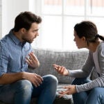 Una pareja dialogando 