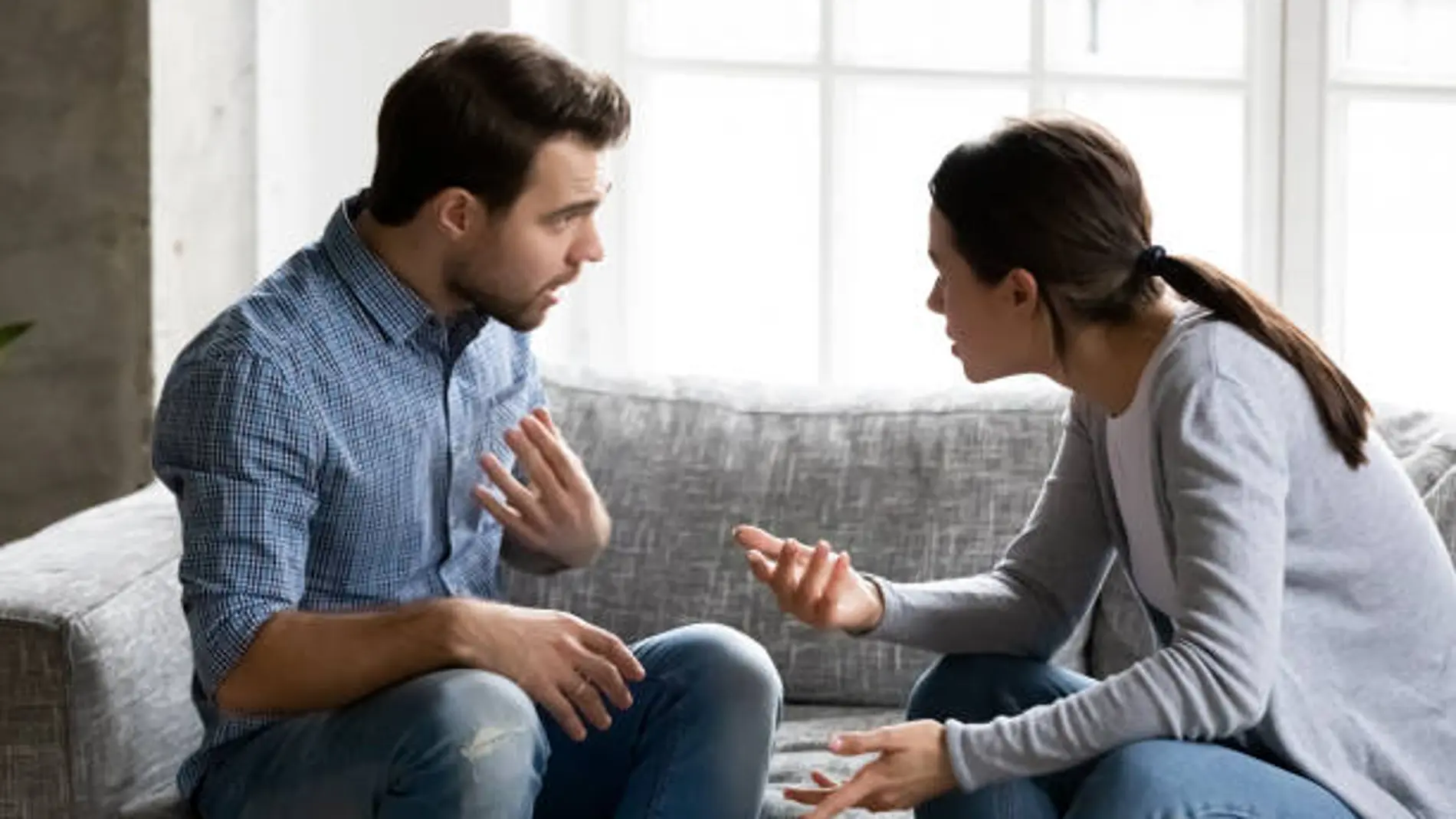 Una pareja dialogando