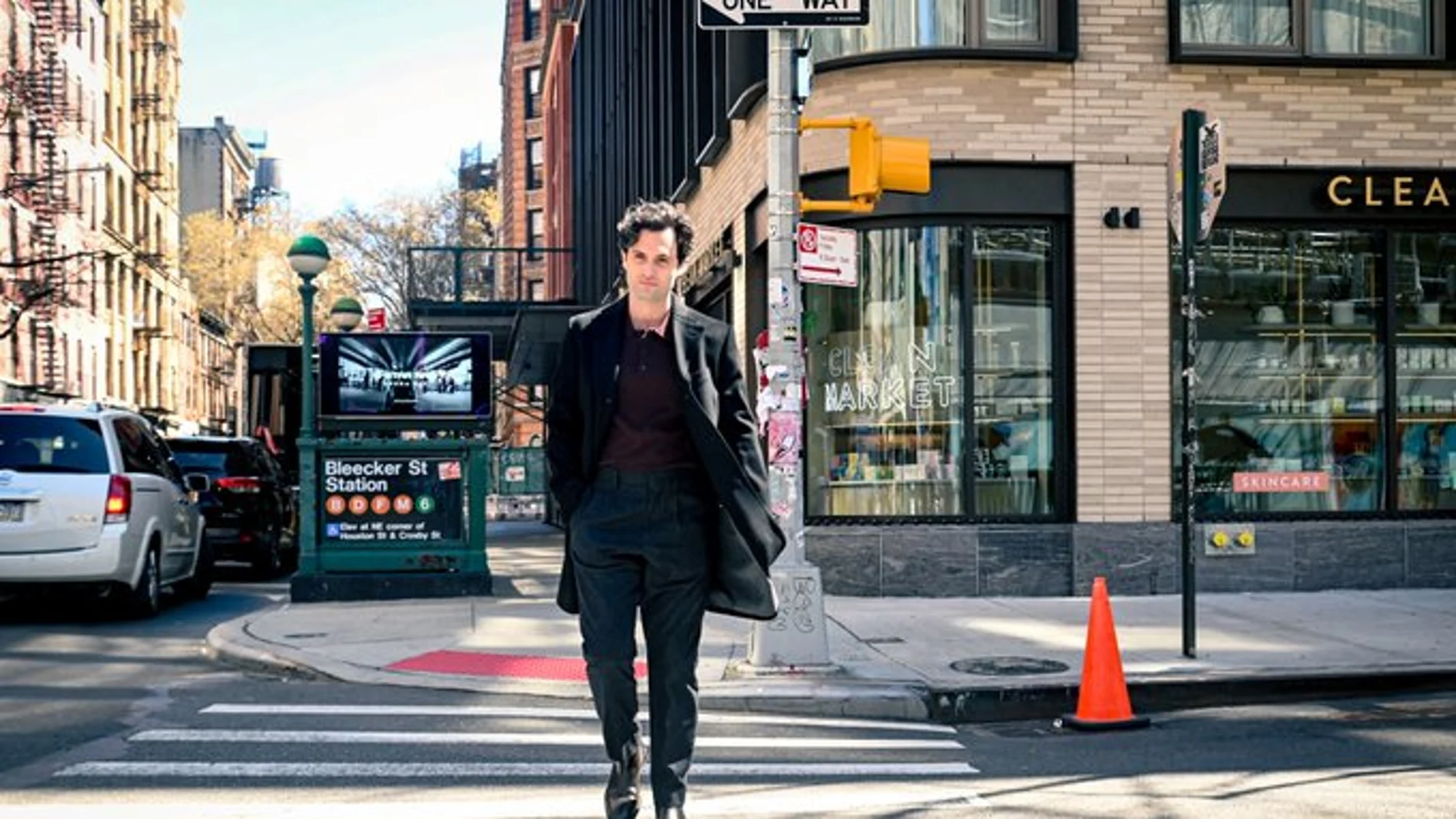 "You" ficha para su temporada final a una de las grandes revelaciones de Netflix