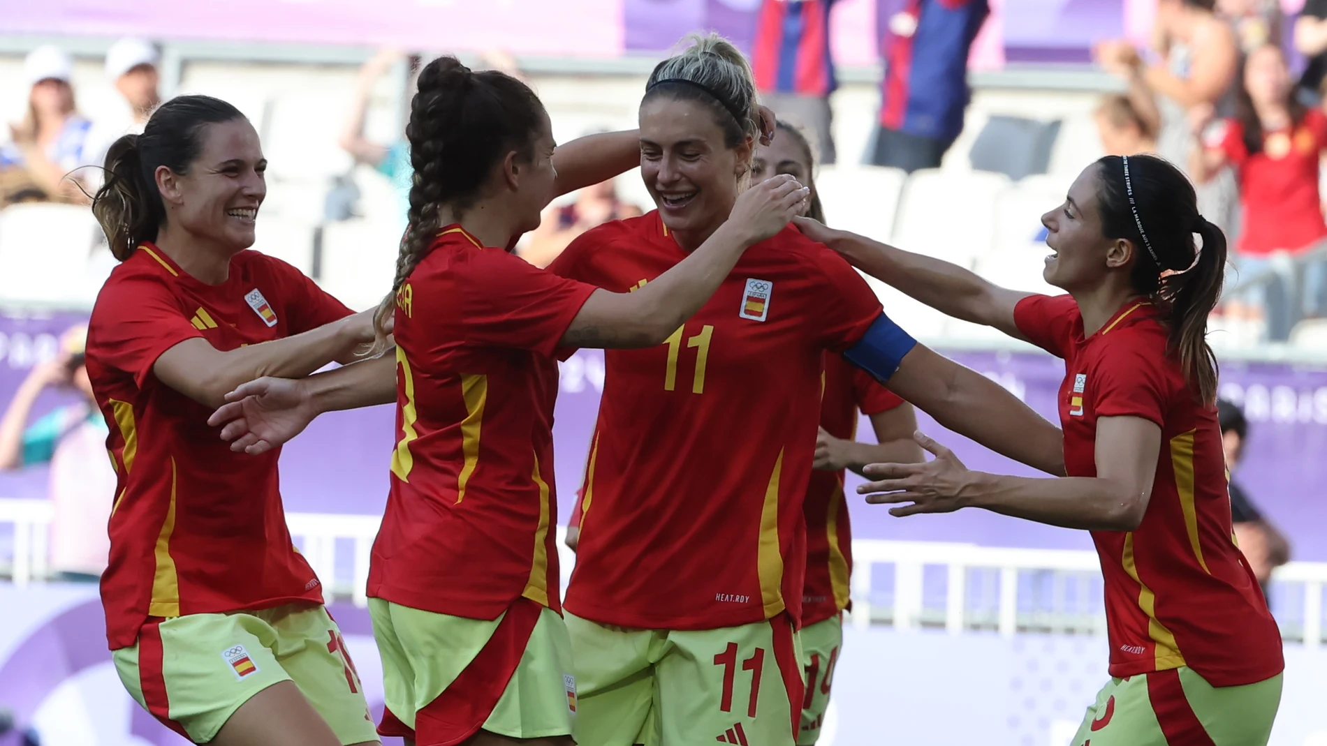 BURDEOS (FRANCIA), 31/07/2024.- La centrocampista española Alexia Putellas (c) celebra con sus compañeras tras anotar el 0-2 ante Brasil este miércoles, en el partido del Grupo C de Fútbol Femenino de los Juegos Olímpicos de París 2024, entre Brasil y España, celebrado en el Estadio de Burdeos (Francia). EFE/ Kiko Huesca
