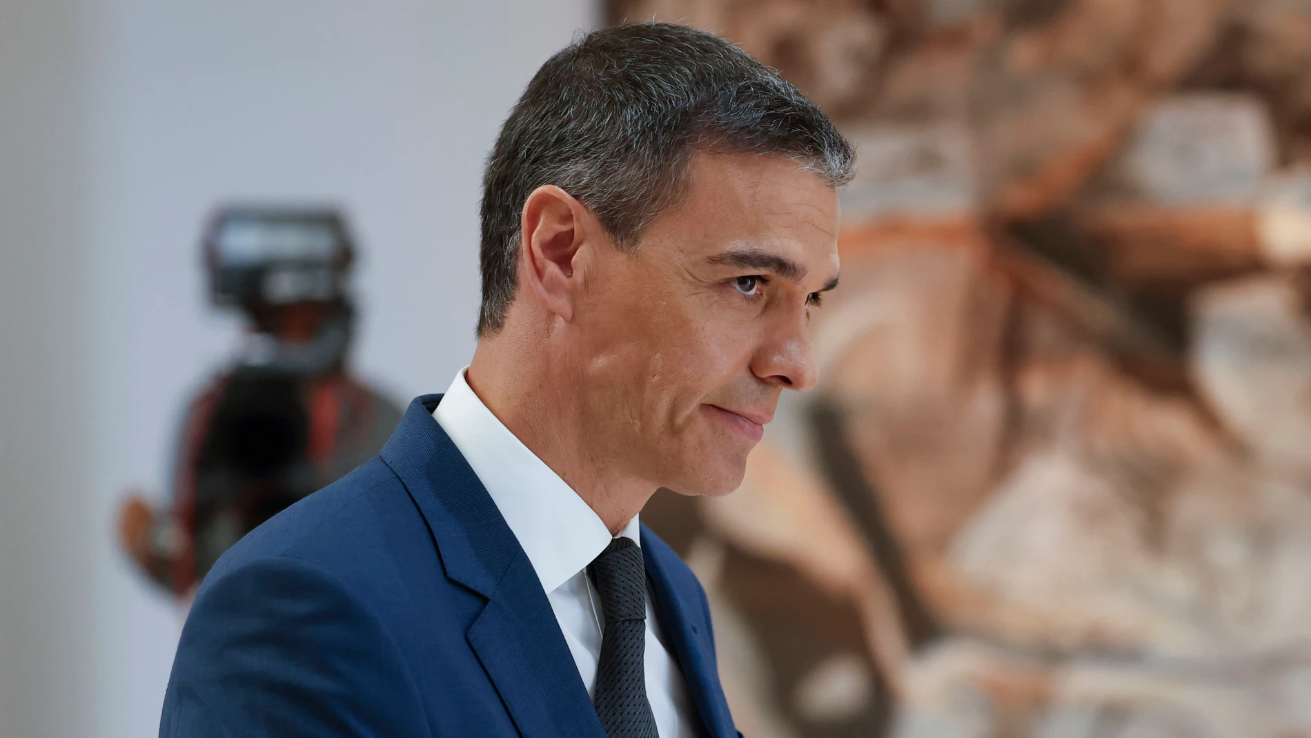 MADRID, 31/07/2024.- El presidente del Gobierno, Pedro Sánchez, tras terminar este miércoles el balance del curso político antes del paréntesis de agosto, al que el Ejecutivo llega con un preacuerdo con ERC para la investidura de Salvador Illa en Cataluña, con el anuncio de una querella contra el juez que investiga a Begoña Gómez y con buenos datos económicos pero sin presupuestos. EFE/ Mariscal