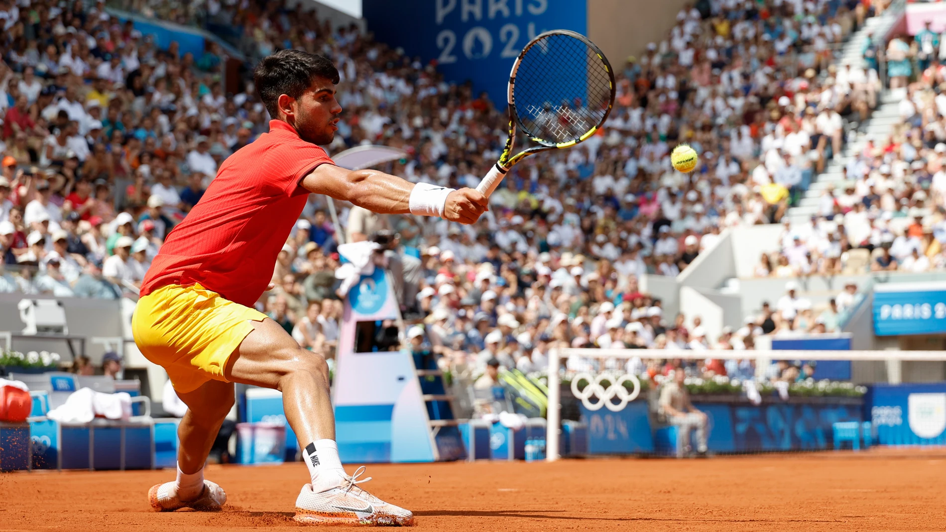 PARÍS, 31/07/2024.- El tenista español Carlos Alcaraz devuelve la bola al ruso Roman Safiullin durante su partido de tercera ronda del torneo individual masculino de tenis de los Juegos Olímpicos de París 2024 disputado este miércoles, en el complejo de tenis Roland Garros de París. EFE/ Juanjo Martín