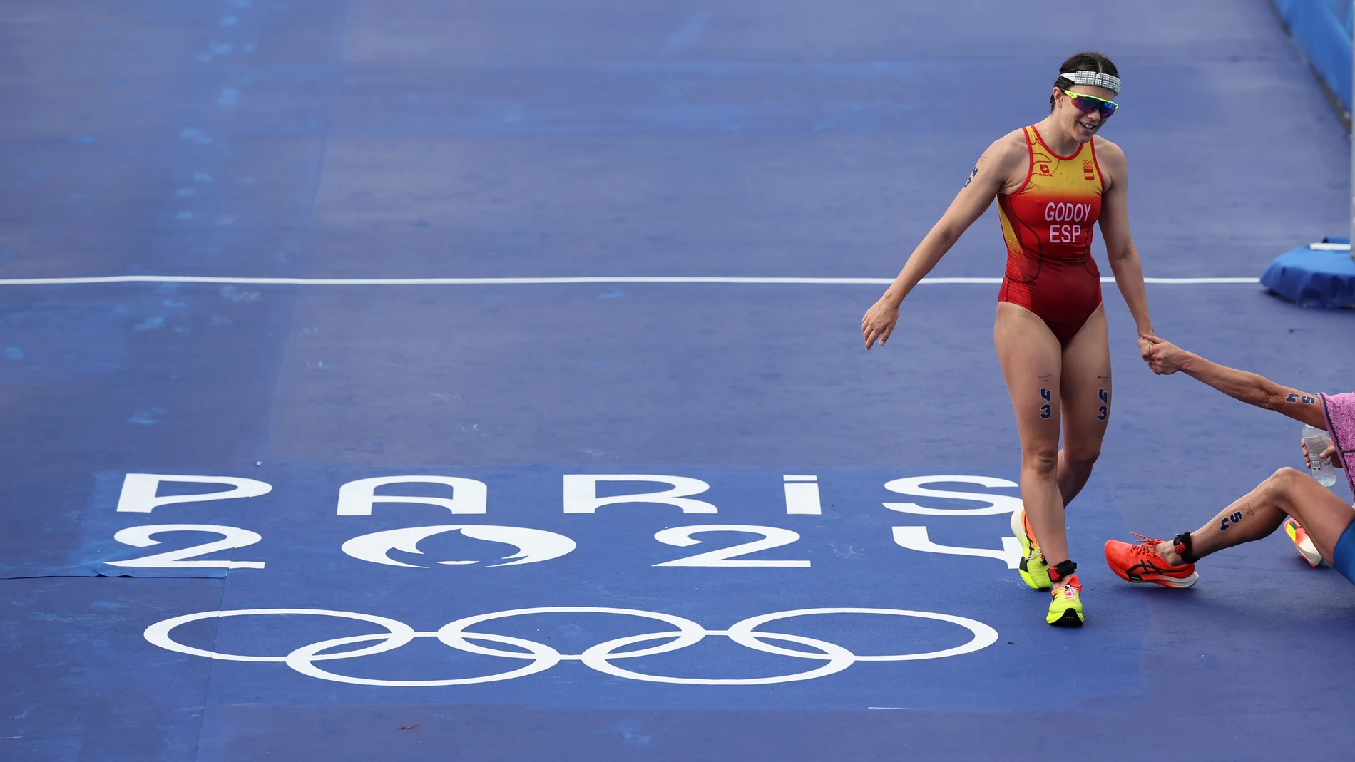PARÍS, 31/07/2024.- La triatleta española Anna Contreras Godoy cruza la línea de meta tras participar en la prueba de triatlón femenino de los Juegos Olímpicos de París 2024 este miércoles en París, Francia. EFE/ Miguel Gutiérrez