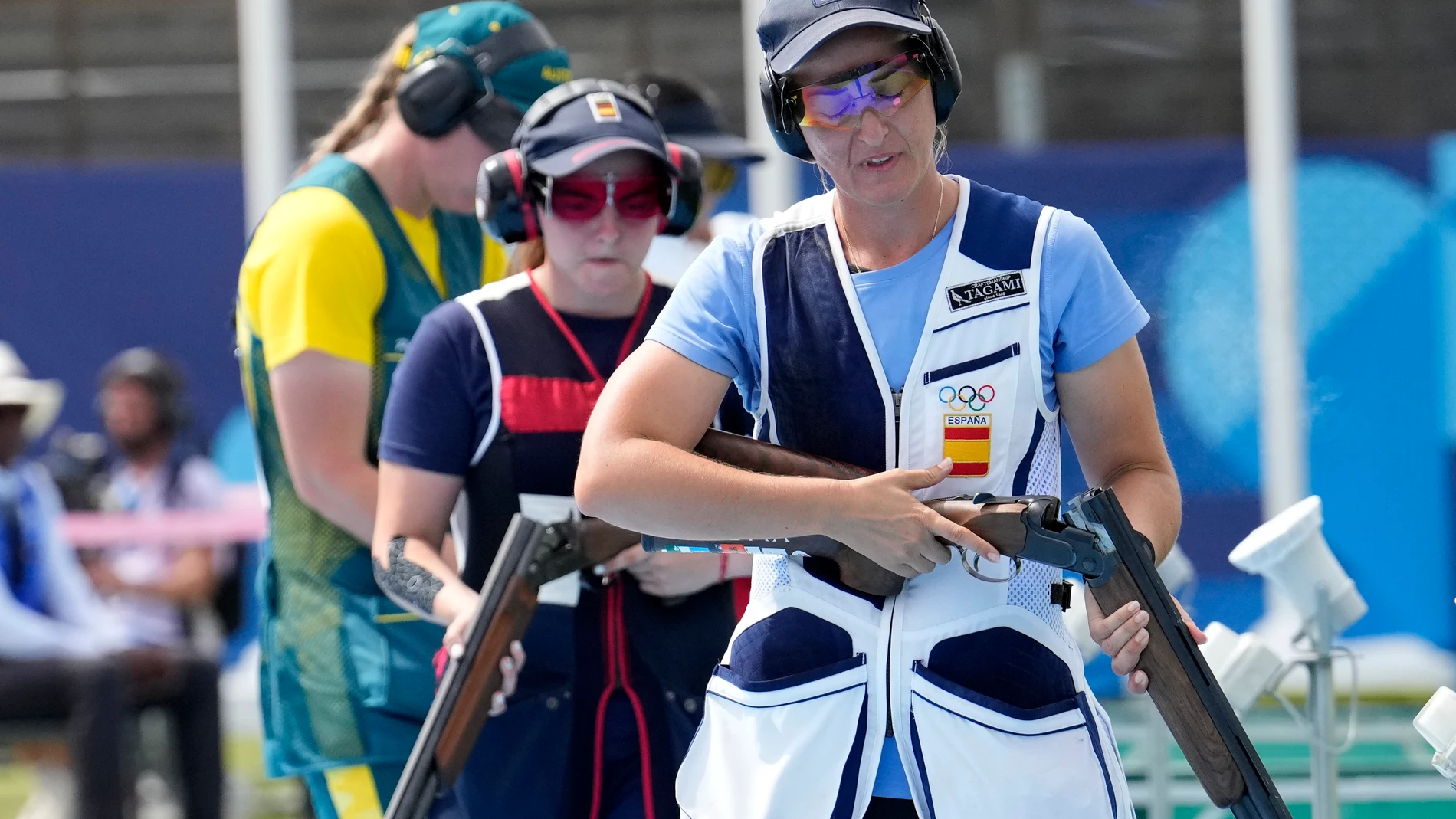 Spain's Fatima Galvez, right, competes in the Trap women's final at the 2024 Summer Olympics, Wednesday, July 31, 2024, in Chateauroux, France. (AP Photo/Manish Swarup)