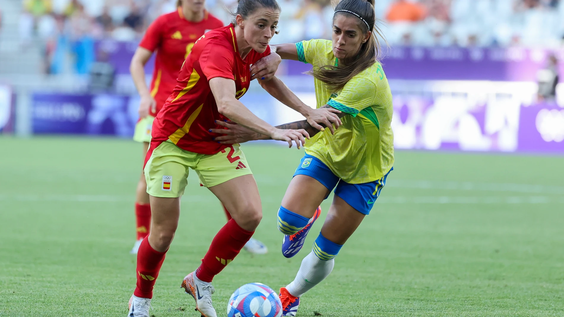 BURDEOS (FRANCIA), 31/07/2024.- La delantera brasileña Jheniffer (d) disputa un balón ante la defensa española Ona Batlle este miércoles, en el partido del Grupo C de Fútbol Femenino de los Juegos Olímpicos de París 2024, entre Brasil y España, celebrado en el Estadio de Burdeos (Francia). EFE/ Kiko Huesca