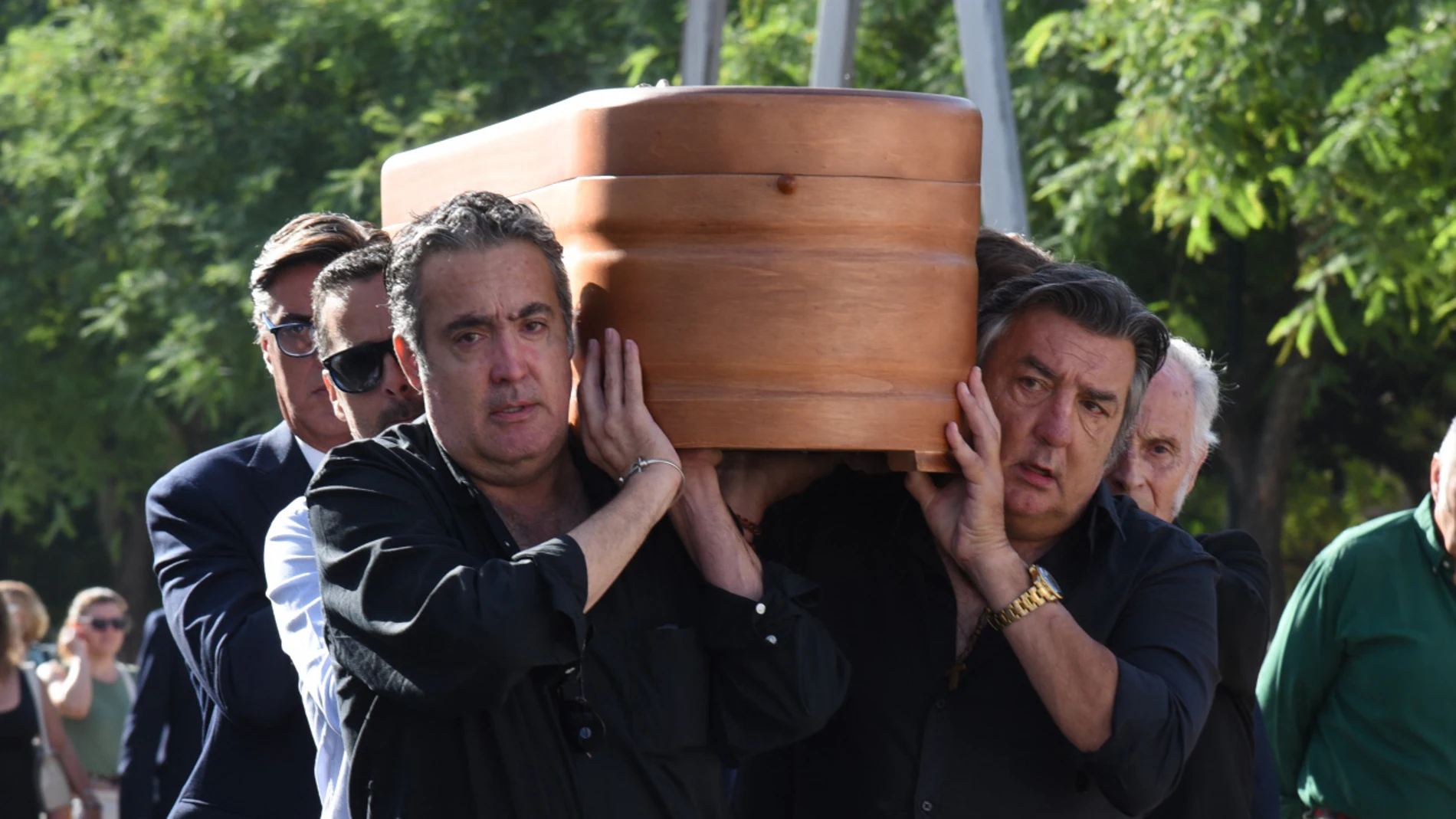 Rafi Camino y su hermano Francisco Javier llevando el féretro de su padre