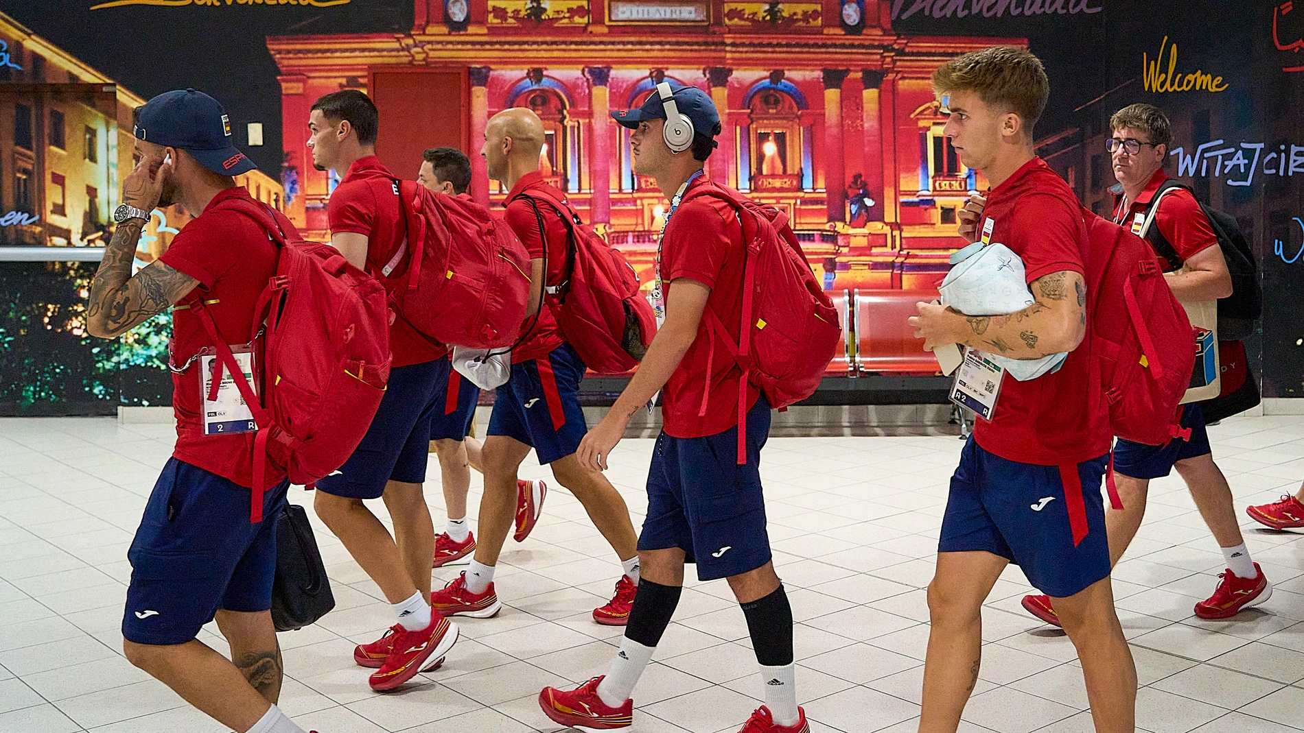 LYON (FRANCIA), 31/07/2024.- La selección española olímpica masculina de fútbol a su llegada a Lyon, ciudad en la que disputa este viernes los cuartos de final del Torneo Olímpico París 2024 ante Japón. EFE/ RFEF SOLO USO EDITORIAL/SOLO DISPONIBLE PARA ILUSTRAR LA NOTICIA QUE ACOMPAÑA (CRÉDITO OBLIGATORIO)