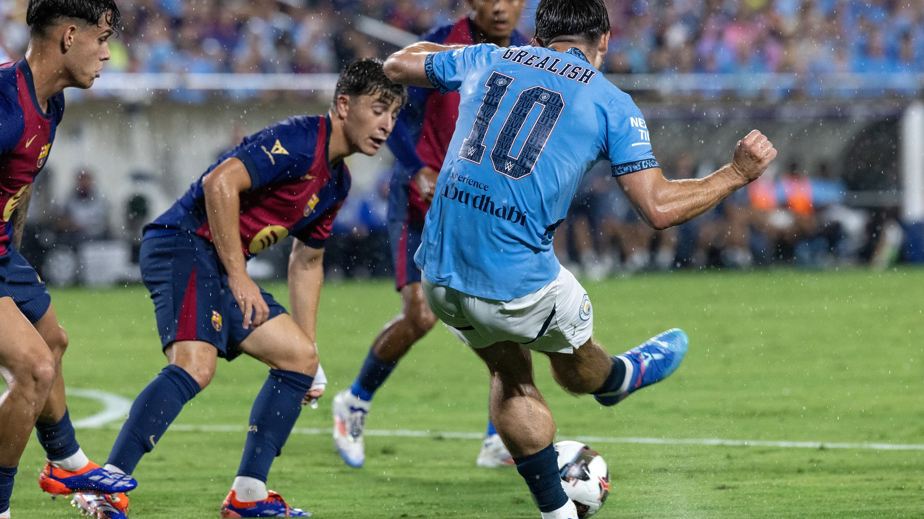 Orlando (United States), 31/07/2024.- Manchester City Midfielder Jack Grealish (R) in action against CF Barcelona Midfielder Pablo Torre (2-L) during the DIRECTV Soccer Champions Tour match between FC Barcelona and Manchester City at Camping World Stadium in Orlando, Florida, USA, 30 July 2024. EFE/EPA/CRISTOBAL HERRERA-ULASHKEVICH