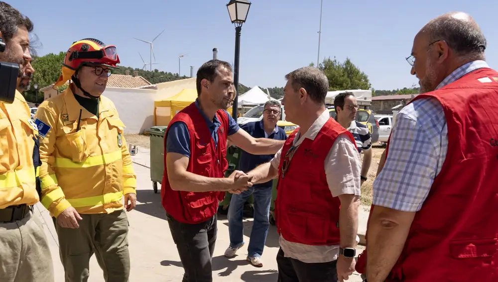 El presidente de Castilla-La Mancha, Emiliano García-Page, ha visitado el centro de mando que trabaja conta el incendio forestal en Valverdejo (Cuenca)