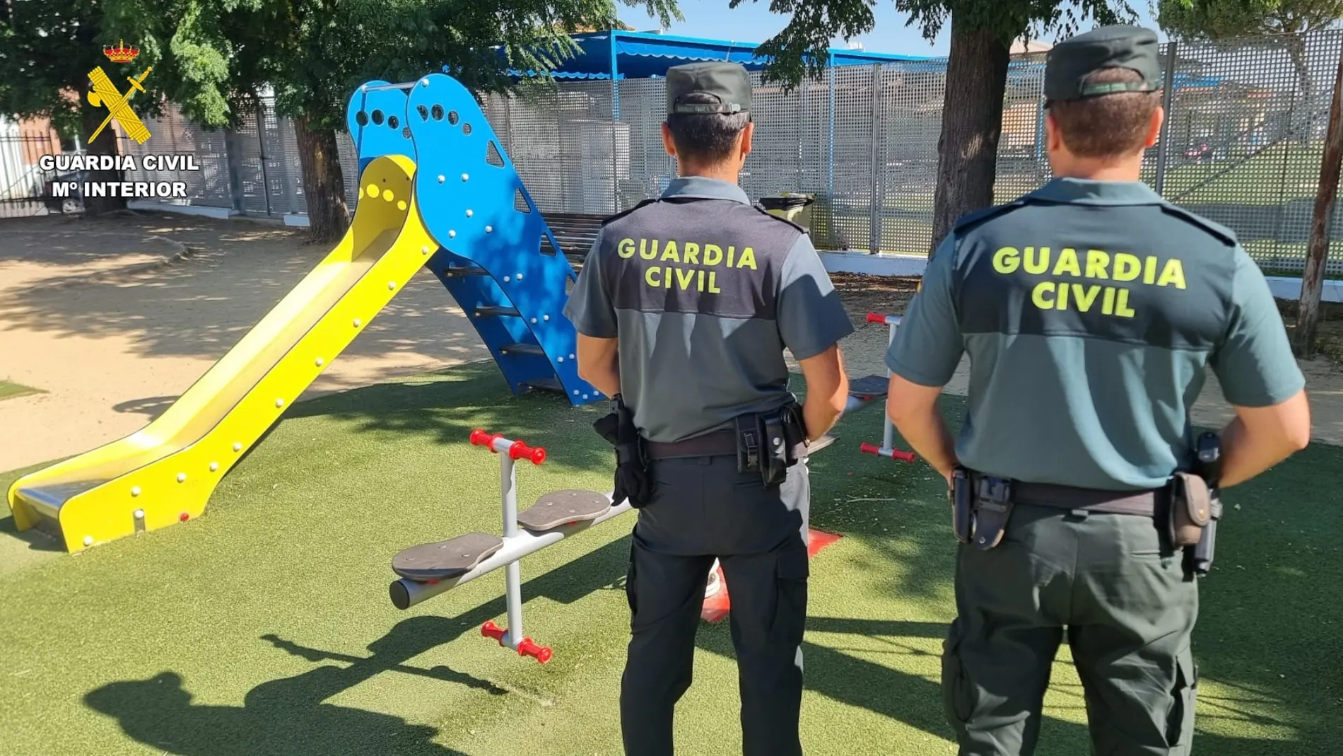 Los agentes en el parque infantil en el que se vendía droga