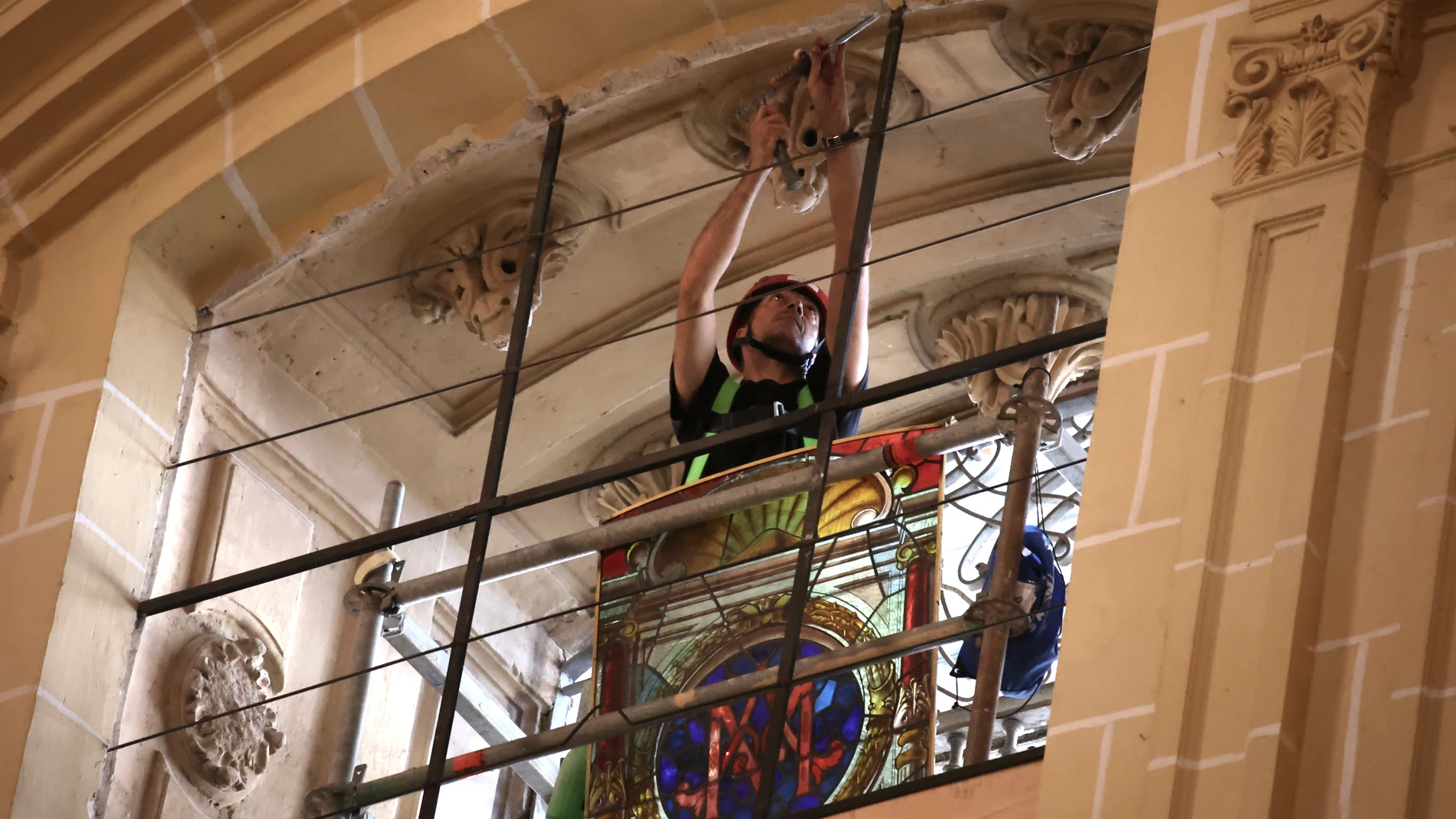 MURCIA, 31/07/2024.- Las obras de restauración de la fachada de la Catedral de Murcia, que comenzaron el pasado verano, se encuentran ya a más del 70 por ciento de ejecución, y los trabajos de limpieza están finalizados en un 90 por ciento, por lo que la previsión es que las obras concluyan dentro del plazo previsto, entre finales de septiembre y mediados de octubre. En la imagen, instalación de la vidriera central tras su restauración. EFE/Juan Carlos Caval