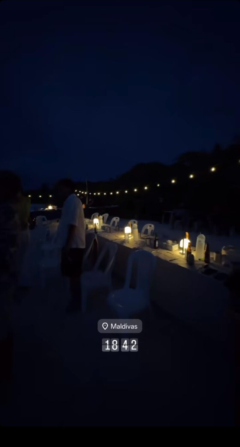 Victoria Federica y su nueva pandilla cenaron a la luz de las velas en una playa de Maldivas