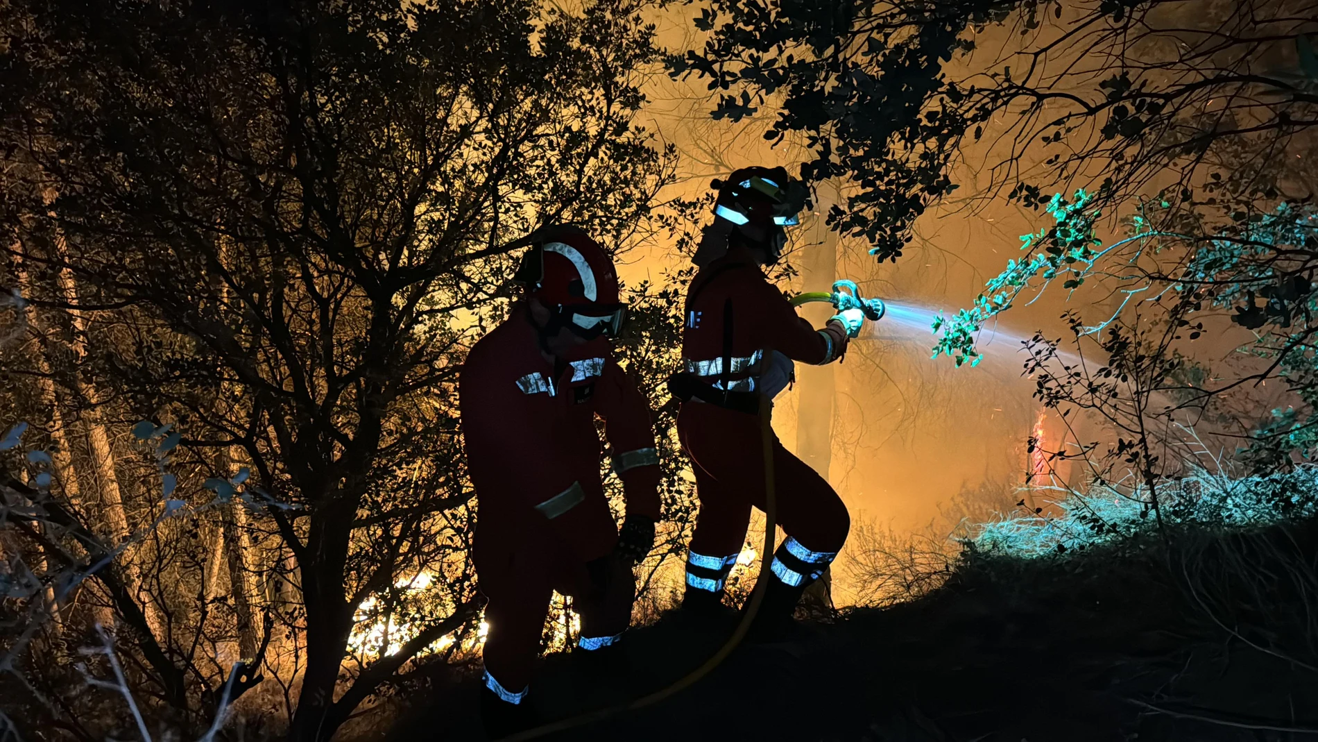 Efectivos de la Unidad Militar de Emergencias combaten las llamas del incendio de Benasau (Alicante)