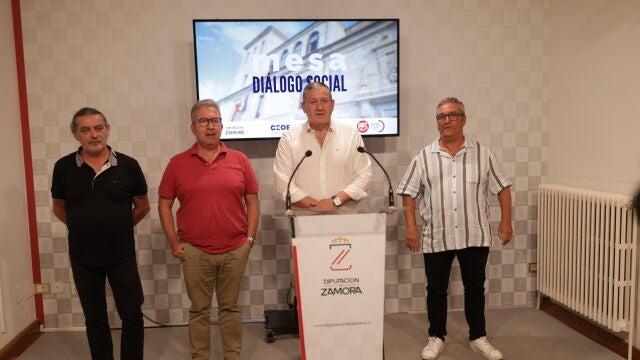 Faúndez con los representantes de UGT, CCOO y CEOE-Cepyme, Juan Escudero, Antonio Salvador y Ángel Hernández, respectivamente.