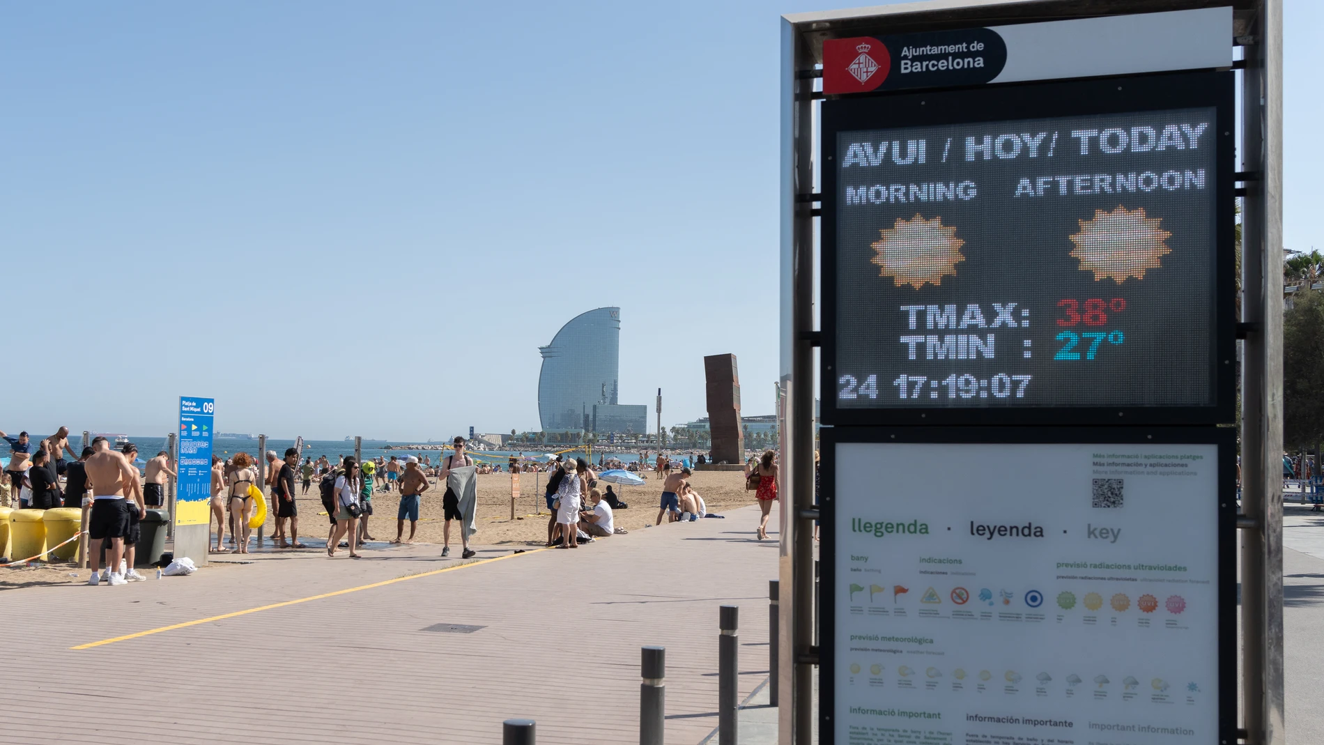 Aviso de calor en una marquesina en Barcelona
