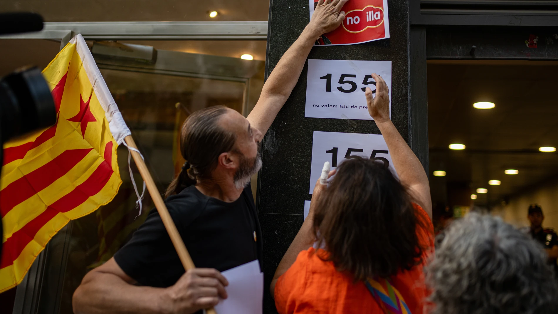 Varias personas durante una concentración, ante la sede de ERC, a 31 de julio de 2024, en Barcelona, Catalunya (España). Unas 50 personas convocadas por los CDR se han concentrado este miércoles por la tarde ante de la sede de ERC en Barcelona contra el preacuerdo con el PSC para investir presidente de la Generalitat al líder socialista, Salvador Illa. 31 JULIO 2024 Lorena Sopêna / Europa Press 31/07/2024