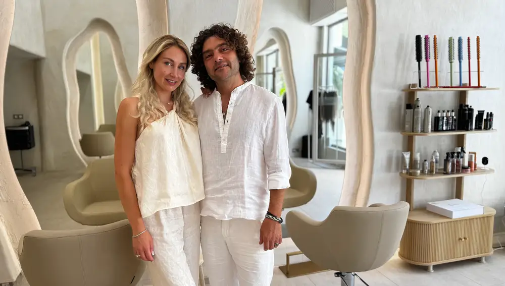 La directora de operaciones del salón, Mariya Denisova, y Maher Mansour, posan en el nuevo salón de Marbella