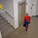 Se disfraza de Spiderman para robar y se lleva sólo una botella de agua