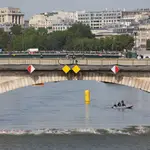 Un grupo de triatletas, en el Sena