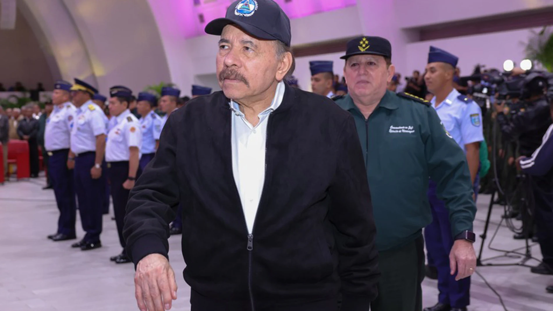 AME6748. MANAGUA (NICARAGUA), 30/07/2024.- Fotografía cedida por la Presidencia de Nicaragua del presidente, Daniel Ortega, durante el 45 aniversario de la Fuerza Aérea de Nicaragua, este martes en Managua (Nicaragua). Ortega criticó este martes a los gobernantes latinoamericanos que no han reconocido que el Consejo Nacional Electoral (CNE) de Venezuela proclamara a Nicolás Maduro como presidente reelecto, luego de las presidenciales de este domingo, y acusó a esos países de estar sometidos a...