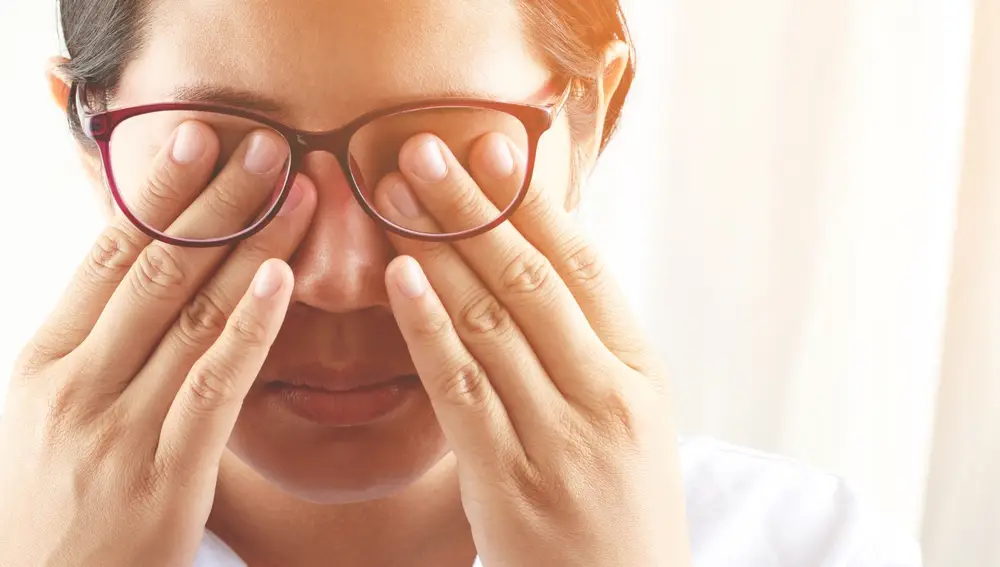 Soy oftalmóloga y esta es la forma correcta de rascarnos los ojos sin dañar la córnea