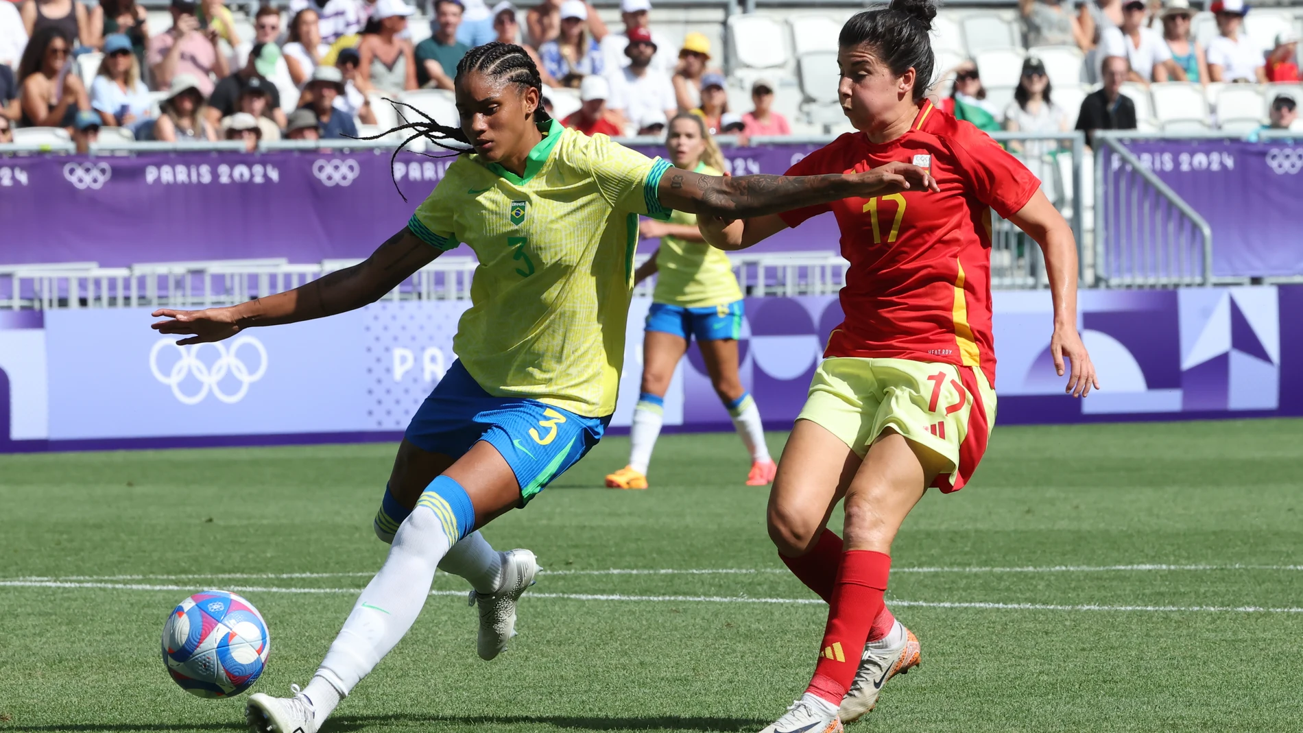 BURDEOS (FRANCIA), 31/07/2024.- La defensa Tarciane (i) de Brasil disputa un balón ante la delantera española Lucia García este miércoles, en el partido del Grupo C de Fútbol Femenino de los Juegos Olímpicos de París 2024, entre Brasil y España, celebrado en el Estadio de Burdeos (Francia). EFE/ Kiko Huesca