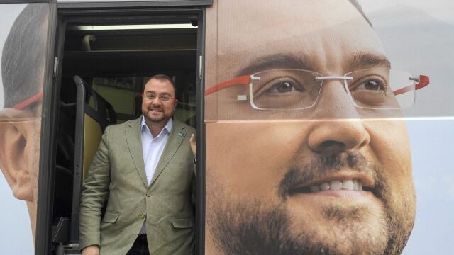 POLA DE LENA (ASTURIAS).13/05/2023.- El candidato del PSOE y Presidente del Principado Adrián Barbón posa en el autobús de campaña antes del inicio del mitin en Pola de Lena, este sábado. EFE/ Eloy Alonso