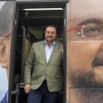 POLA DE LENA (ASTURIAS).13/05/2023.- El candidato del PSOE y Presidente del Principado Adrián Barbón posa en el autobús de campaña antes del inicio del mitin en Pola de Lena, este sábado. EFE/ Eloy Alonso