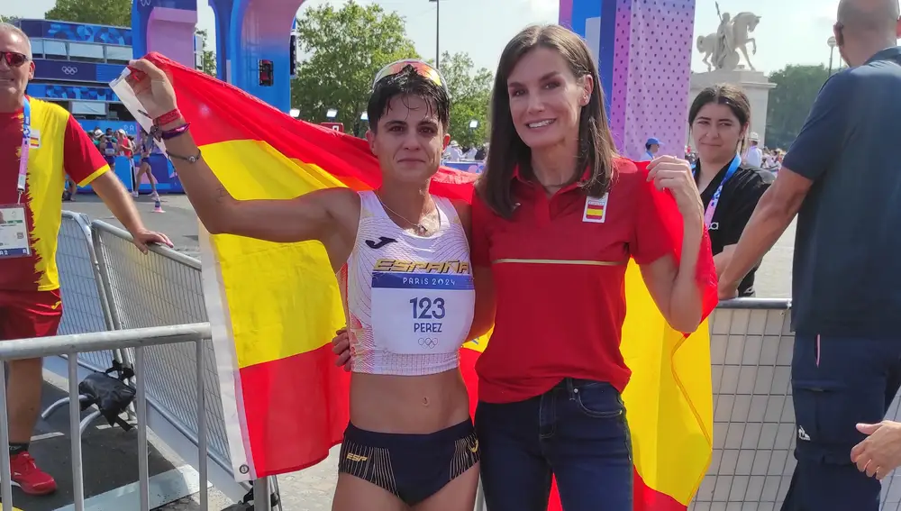 La Reina Letizia con María Pérez tras ganar su medalla de plata.