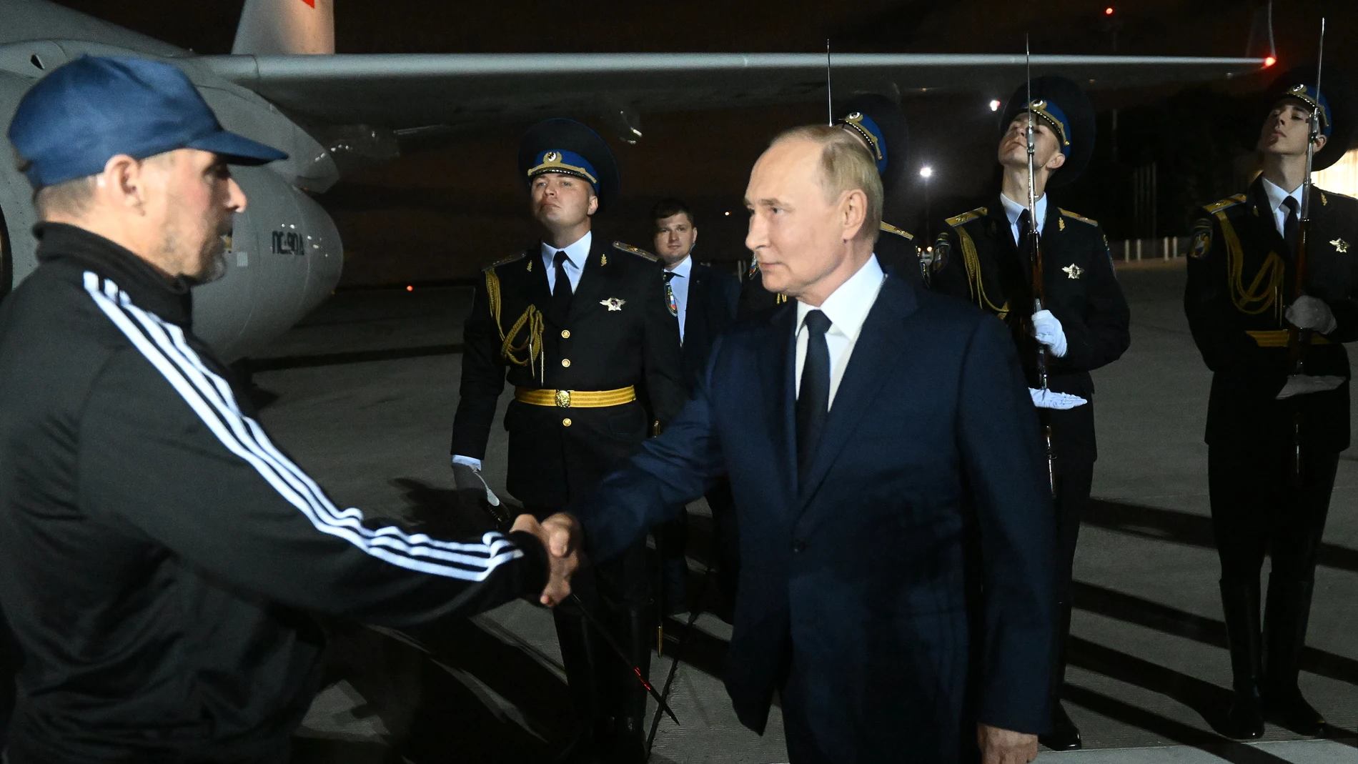 Moscow (Russian Federation), 31/07/2024.- Russian President Vladimir Putin (C) meets Russian citizens released after the Russian-US prisoner swap in Turkiye at Vnukovo International Airport in Moscow, Russia, 01 August 2024. On August 01, Ankara hosted the Russian-US exchange of 26 individuals held in prisons in the United States, Germany, Poland, Slovenia, Norway, Russia, and Belarus. Ten of the prisoners exchanged, including two minors, went to Russia, 13 to Germany, and three to the US. Th...