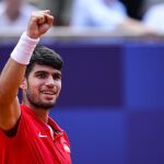 AMP. JJ.OO/Tenis.- Carlos Alcaraz supera a Tommy Paul y está a un paso de la medalla