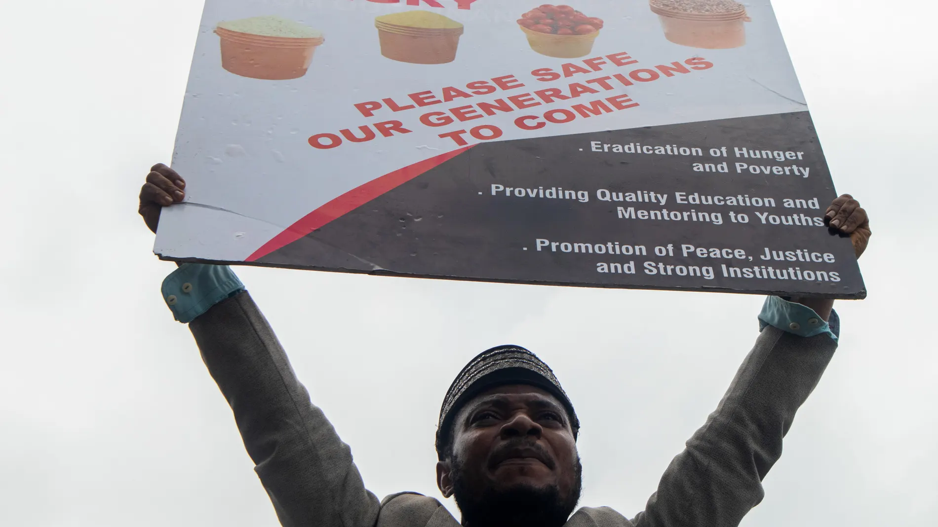 Lagos (Nigeria), 01/08/2024.- A demonstrator takes part in a rally against the cost-of-living crisis the country is experiencing in Lagos, Nigeria, 01 August 2024. Nigerians on 01 August responded to online calls to mobilize against economic hardship, insecurity, poor infrastructure and environmental degradation. Nigeria, Africa's most populous country, is experiencing its worst economic crisis with an annual inflation rate at 34.19 percent in June 2024, the highest since March 1996, accordin...