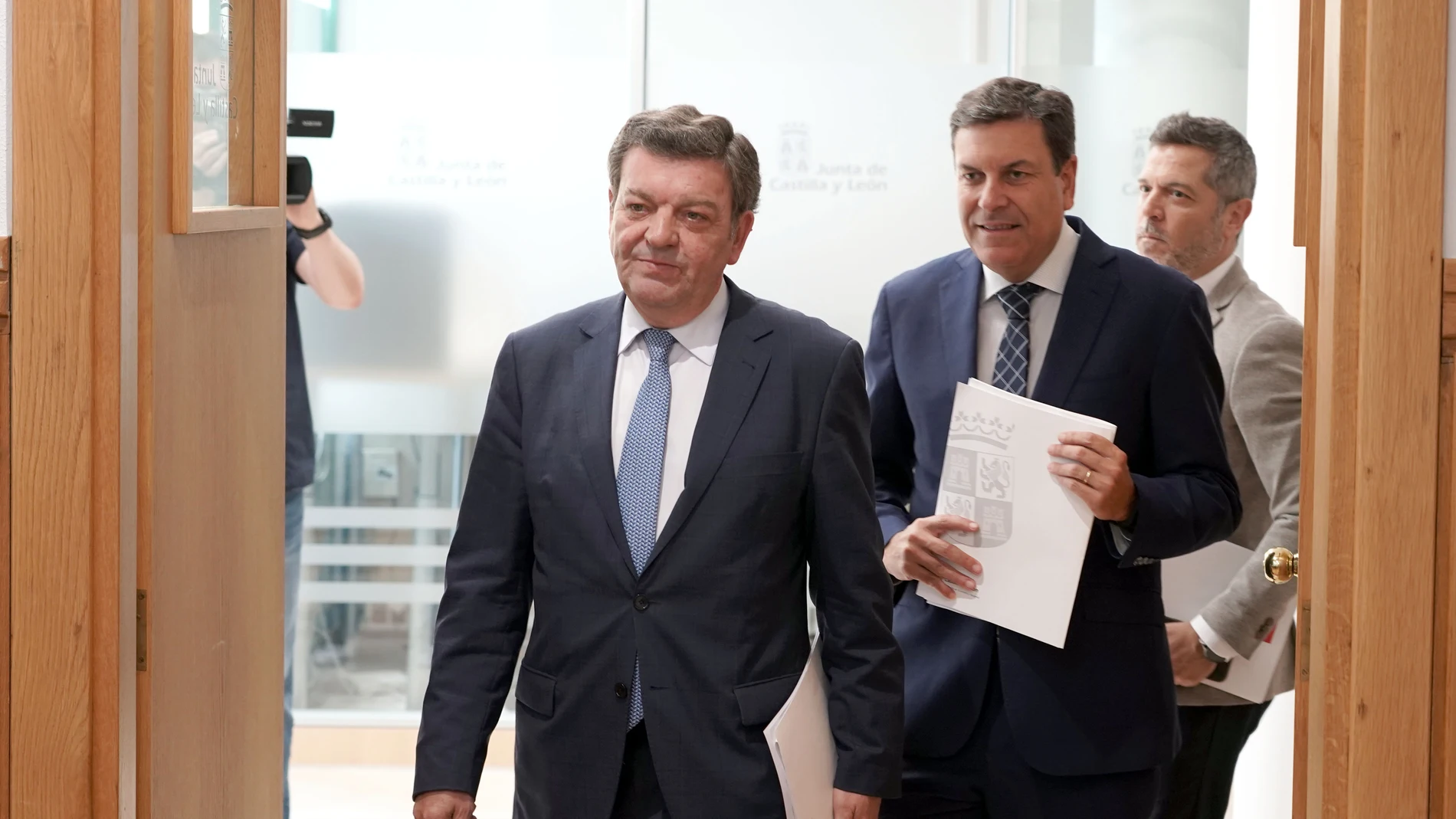 Los consejeros González Gago y Fernández Carriedo llegan a la rueda de prensa posterior del Consejo de Gobierno junto a Julio López