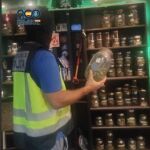 Uno de los agentes examina la mercancia en uno de los locales