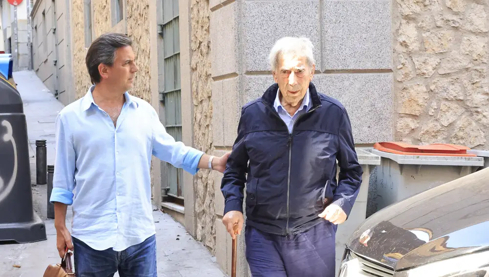 Mario Vargas Llosa junto a su hijo Gonzalo