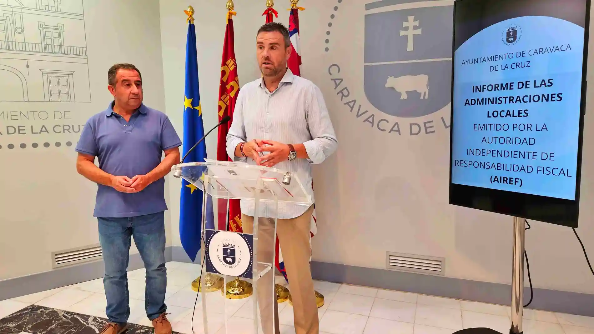 El alcalde, José Francisco García, en una rueda de prensa ofrecida junto al concejal de Hacienda, Anastasio Aznar