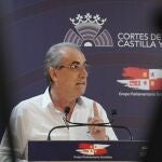 Luis briones, procurador del PSOE, atiende a la prensa
