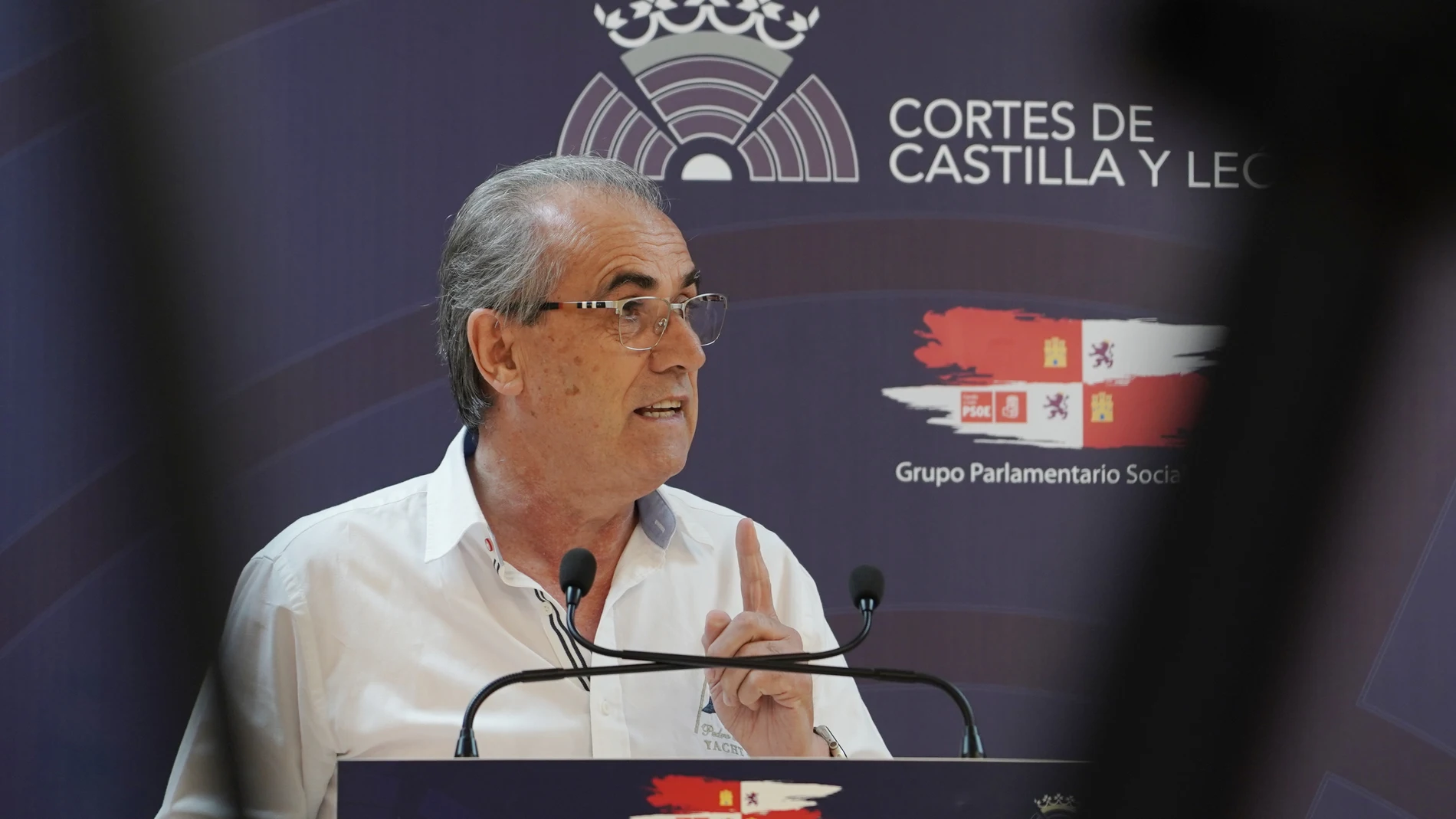 Luis briones, procurador del PSOE, atiende a la prensa