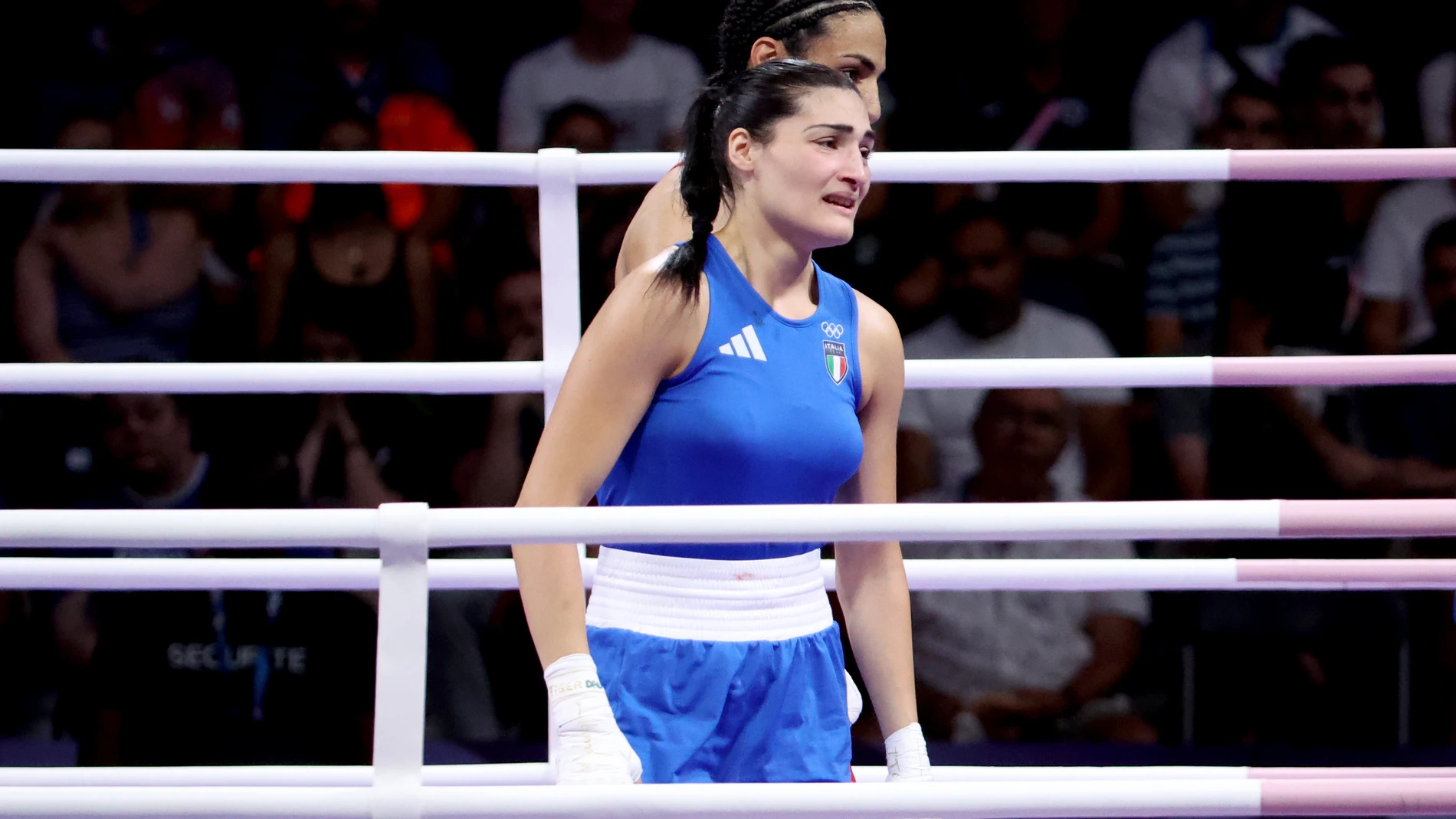 Villepinte (France), 01/08/2024.- Angela Carini (foreground) of Italy abandons her bout in the Women 66kg preliminaries round of 16 against Imane Khelif of Algeria of the Boxing competitions in the Paris 2024 Olympic Games, at the North Paris Arena in Villepinte, France, 01 August 2024. (Francia, Italia) EFE/EPA/YAHYA ARHAB