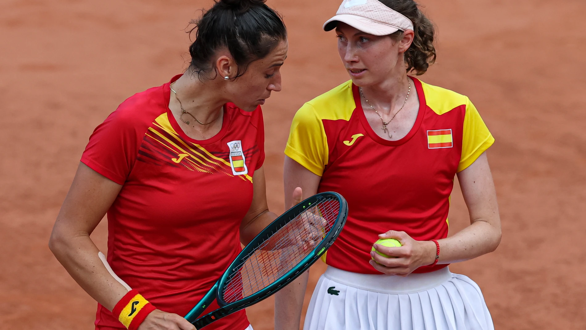 PARIS, 01/08/2024.- Las tenistas españolas Cristina Bucsa y Sara Sorribes (I) ante las ucranianas Nadia Kichenok y Liudmila Kichenok durante los cuartos de final de dobles femeninos de tenis celebrados en el marco de los Juegos Olímpicos París 2024, este jueves, en la capital francesa. EFE/ Juanjo Martín